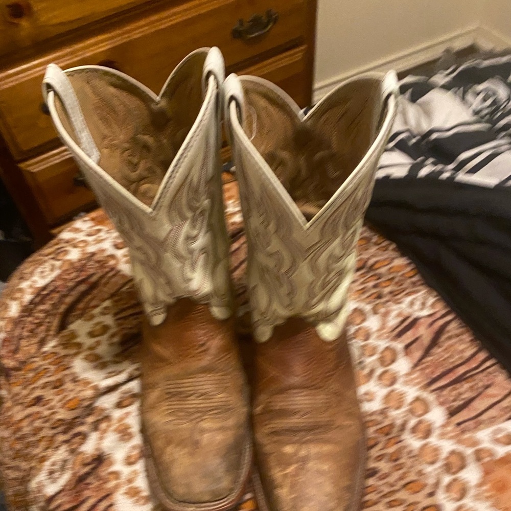 I’m selling my boots they are in used condition worn several times.